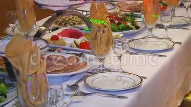 婚宴的装饰餐桌，漂亮的餐桌布置